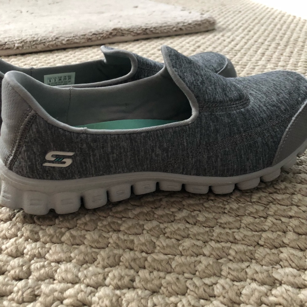 NWOT Sketchers memory foam shoes - Size 6